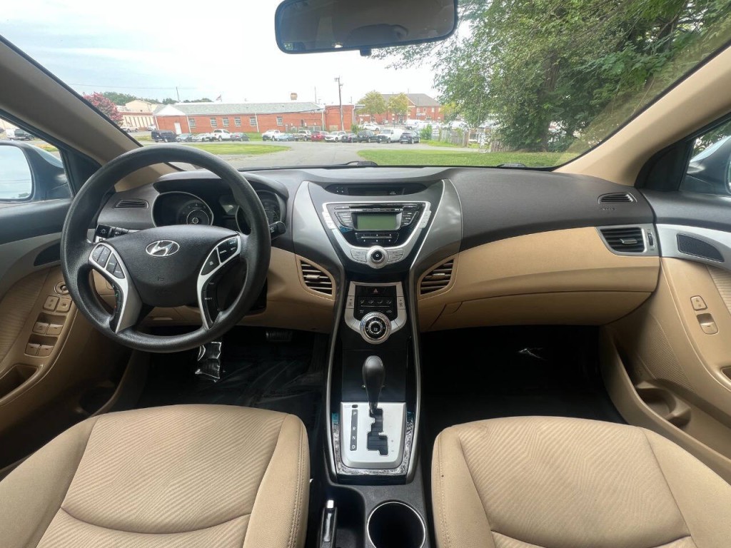 2012 Hyundai Elantra Image 17