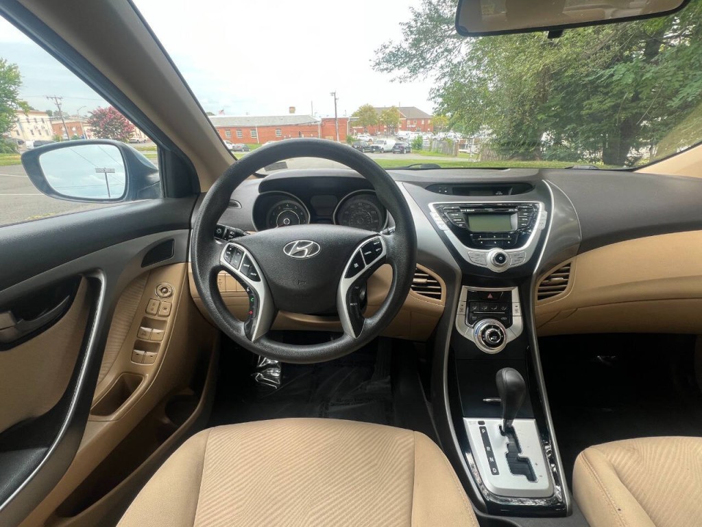 2012 Hyundai Elantra Image 18