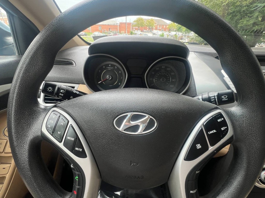 2012 Hyundai Elantra Image 22