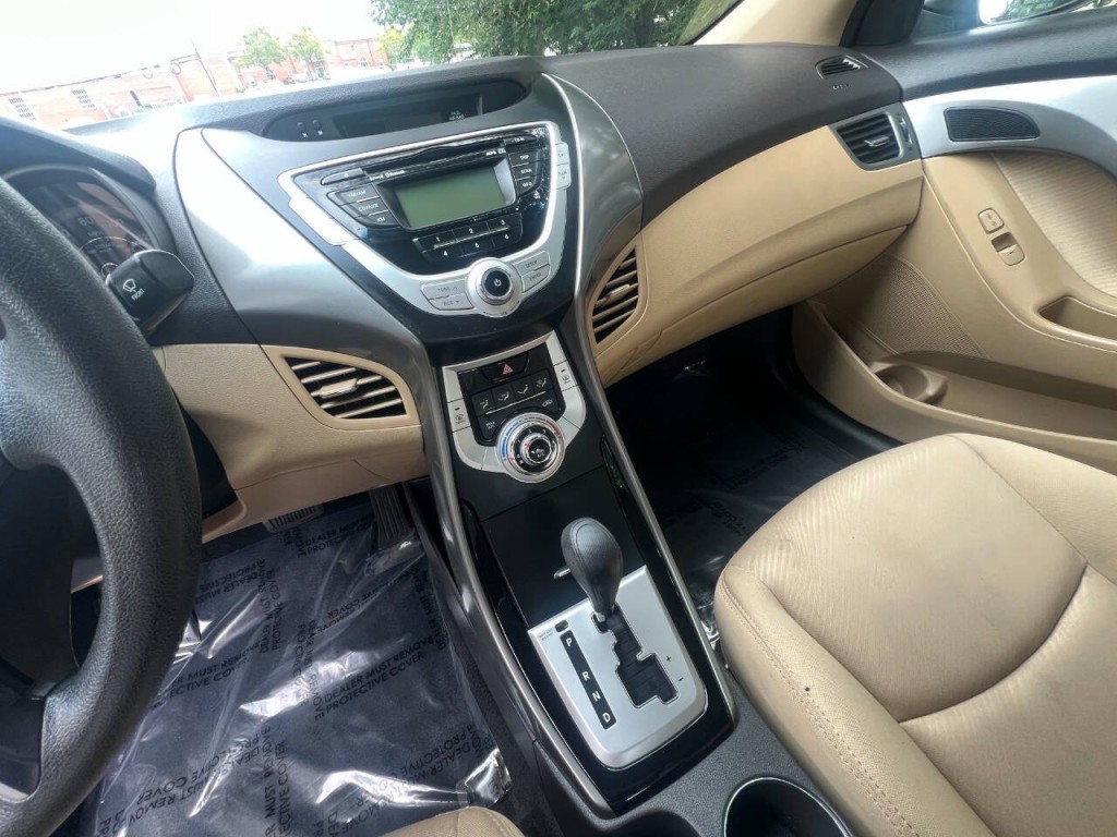 2012 Hyundai Elantra Image 24