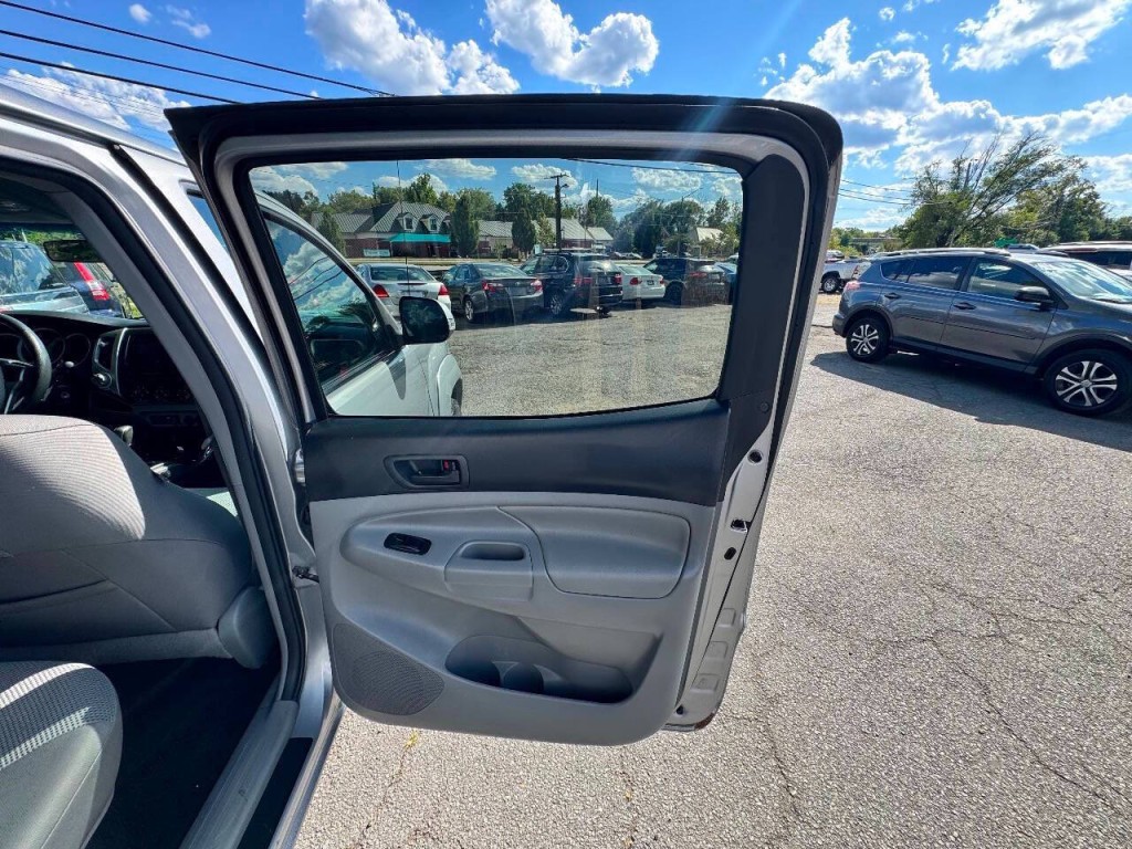 2015 Toyota Tacoma Image 12