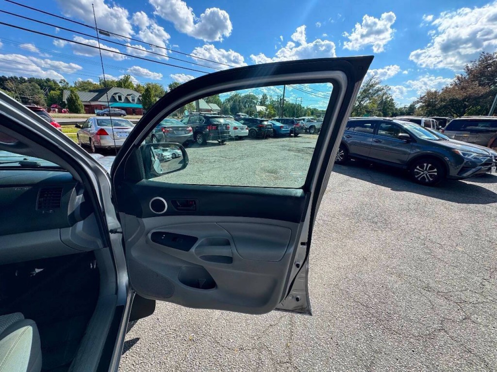 2015 Toyota Tacoma Image 14