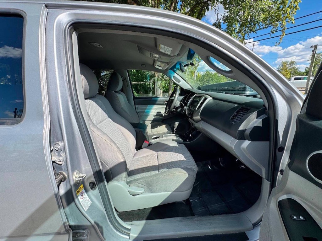2015 Toyota Tacoma Image 15