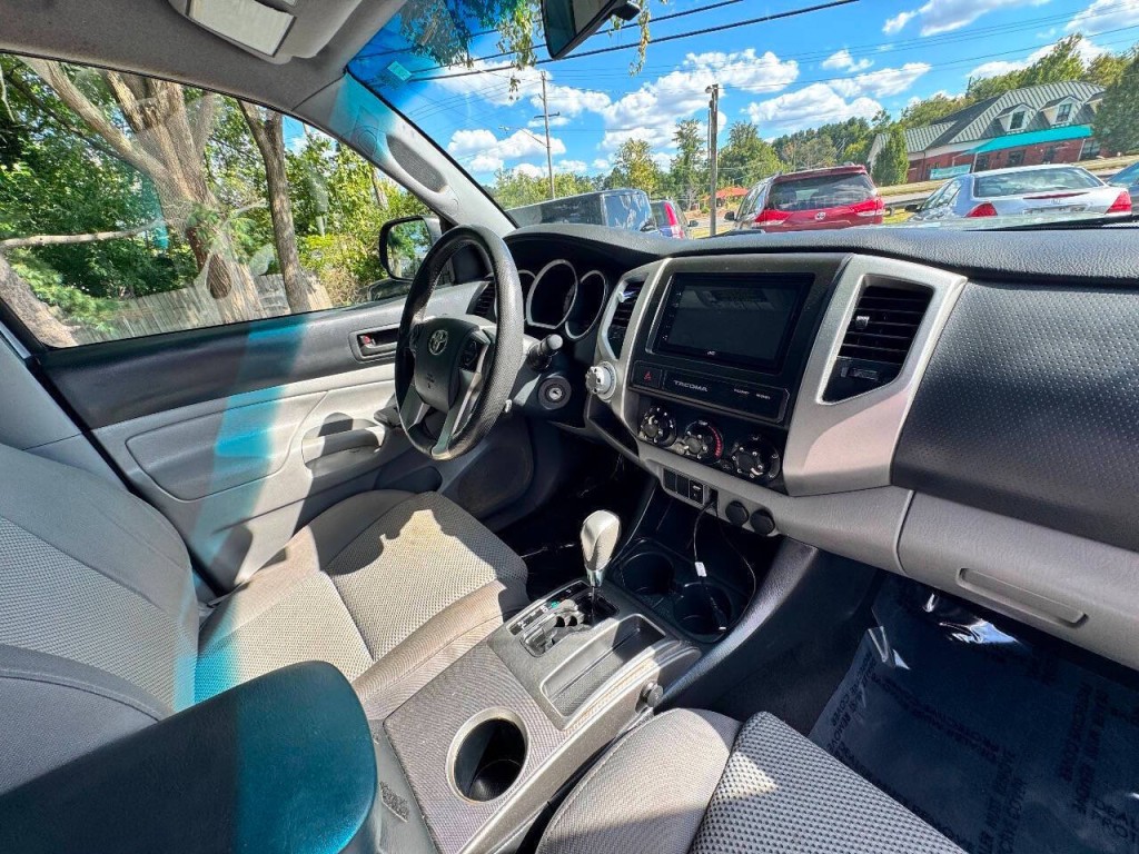 2015 Toyota Tacoma Image 16