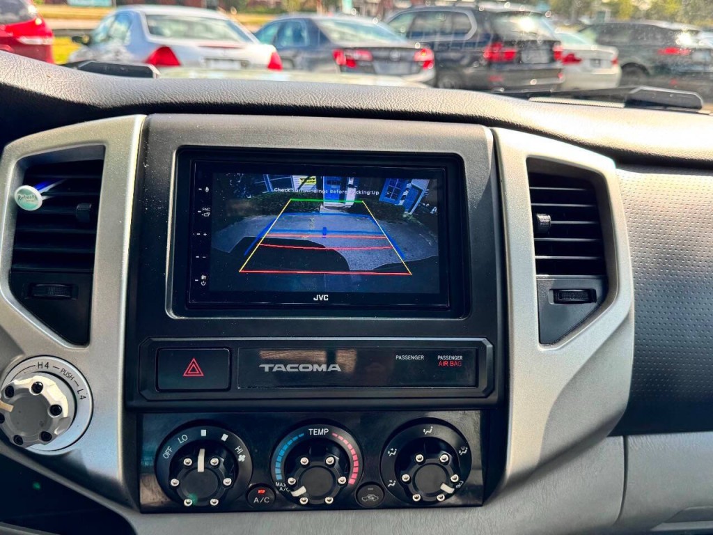 2015 Toyota Tacoma Image 23