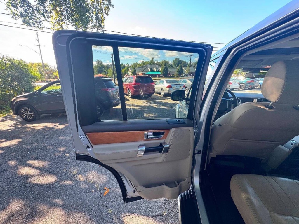 2015 Land Rover LR4 Image 9