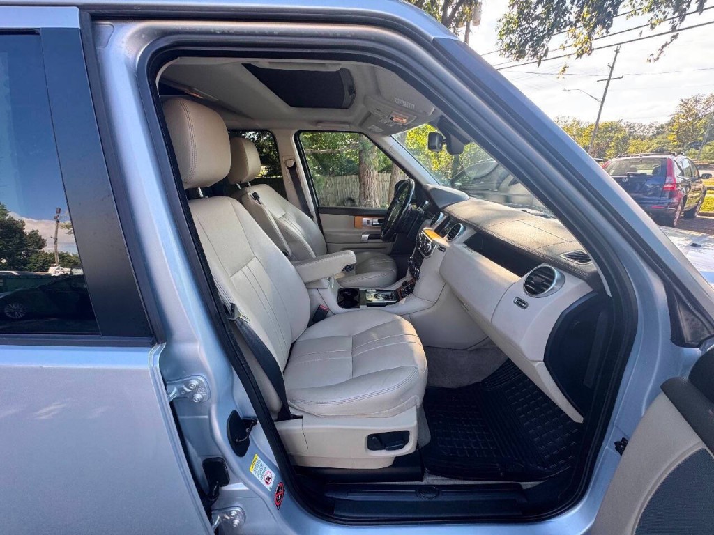 2015 Land Rover LR4 Image 17