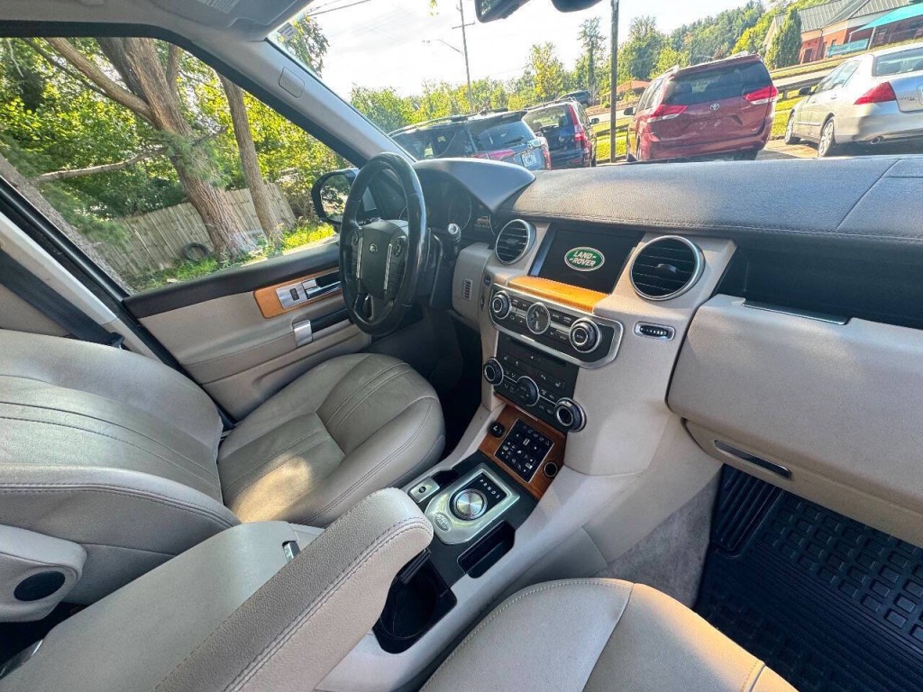 2015 Land Rover LR4 Image 18