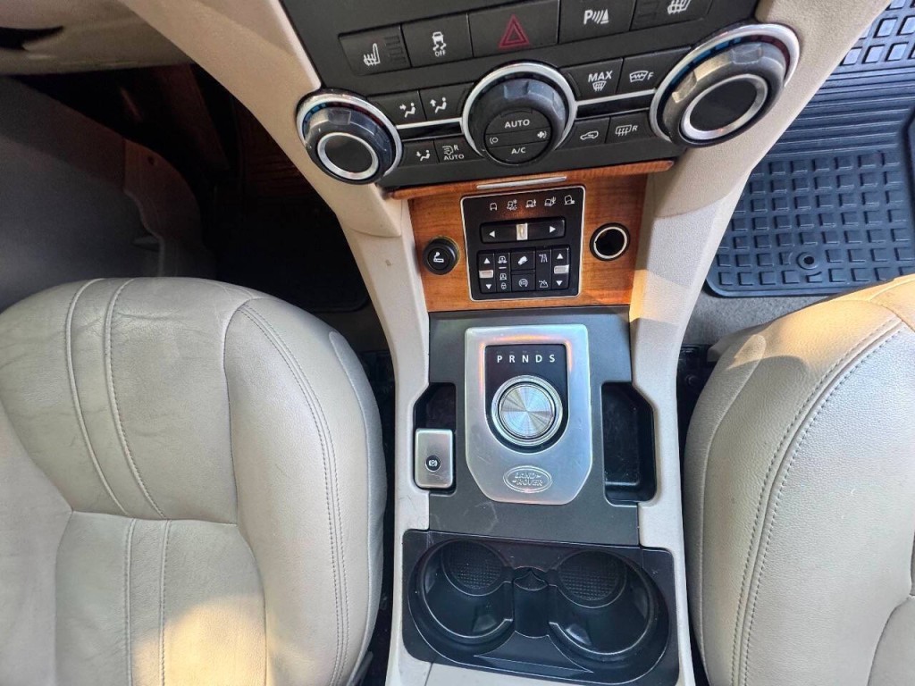 2015 Land Rover LR4 Image 19