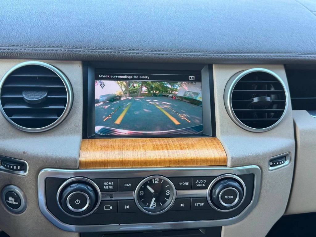 2015 Land Rover LR4 Image 25