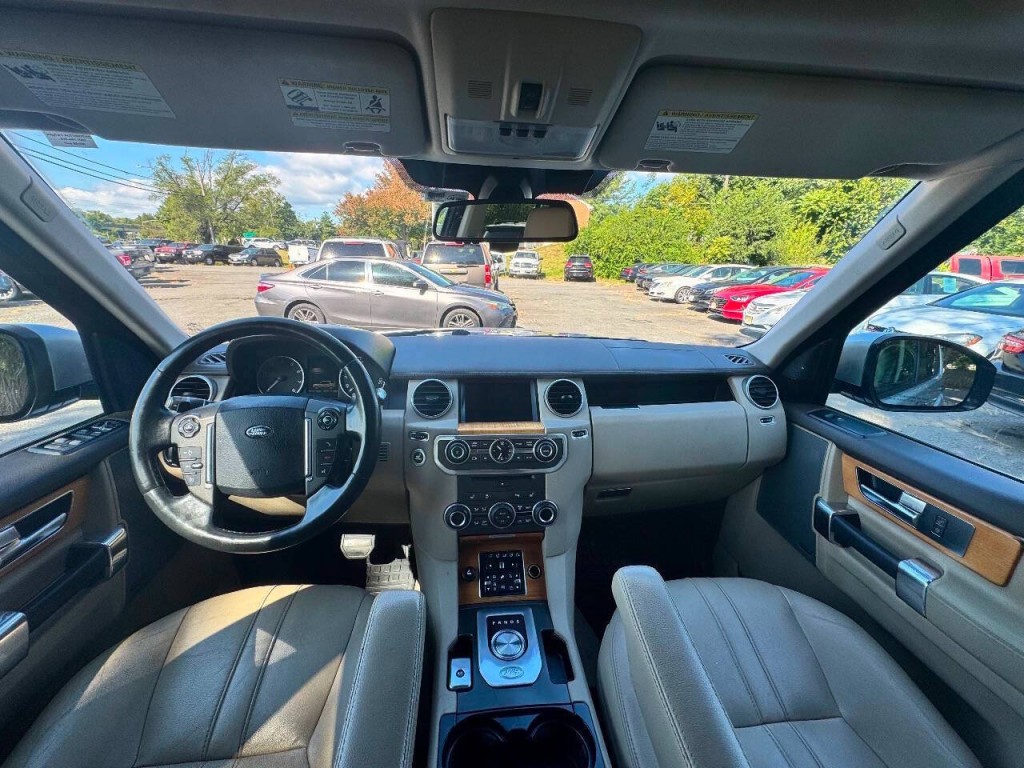 2015 Land Rover LR4 Image 28