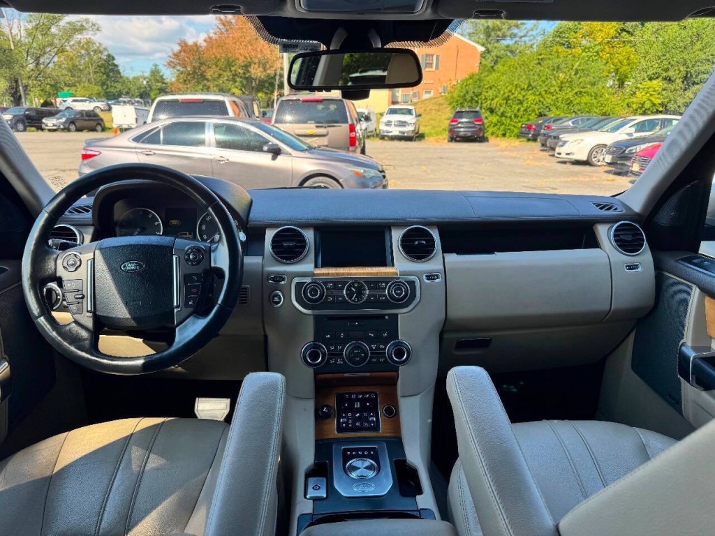 2015 Land Rover LR4 Image 29
