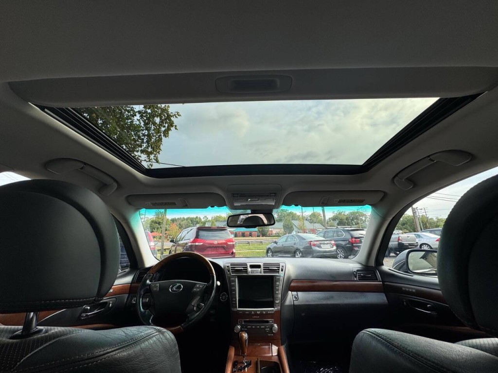 2011 Lexus LS 460 Image 31