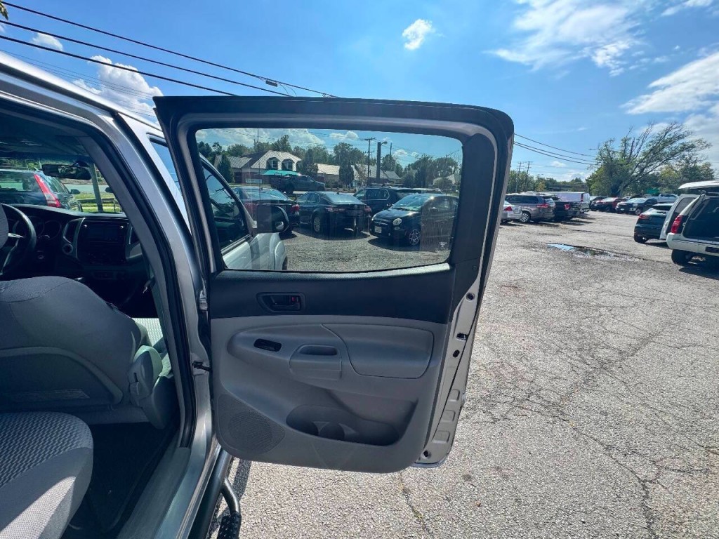 2015 Toyota Tacoma Image 12