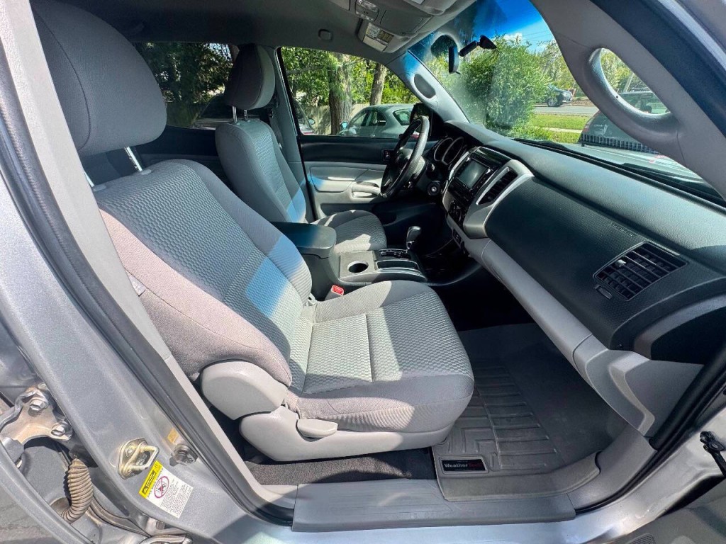 2015 Toyota Tacoma Image 15