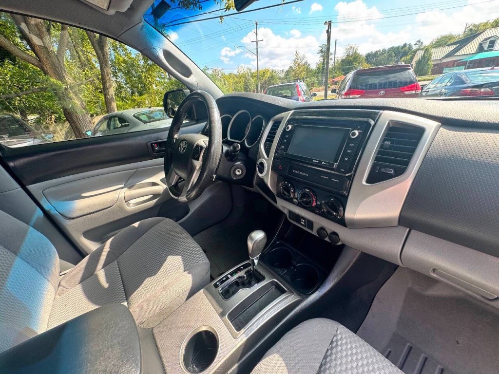 2015 Toyota Tacoma Image 16