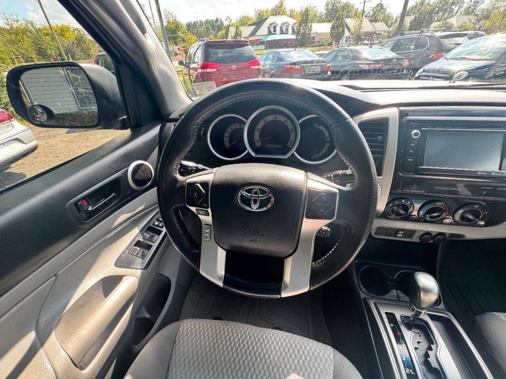 2015 Toyota Tacoma Image 21