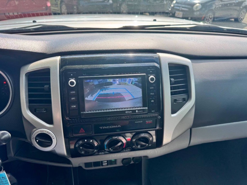 2015 Toyota Tacoma Image 22