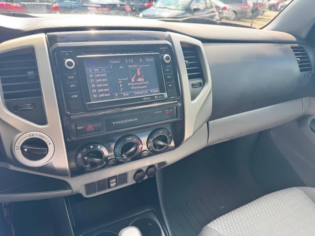2015 Toyota Tacoma Image 24