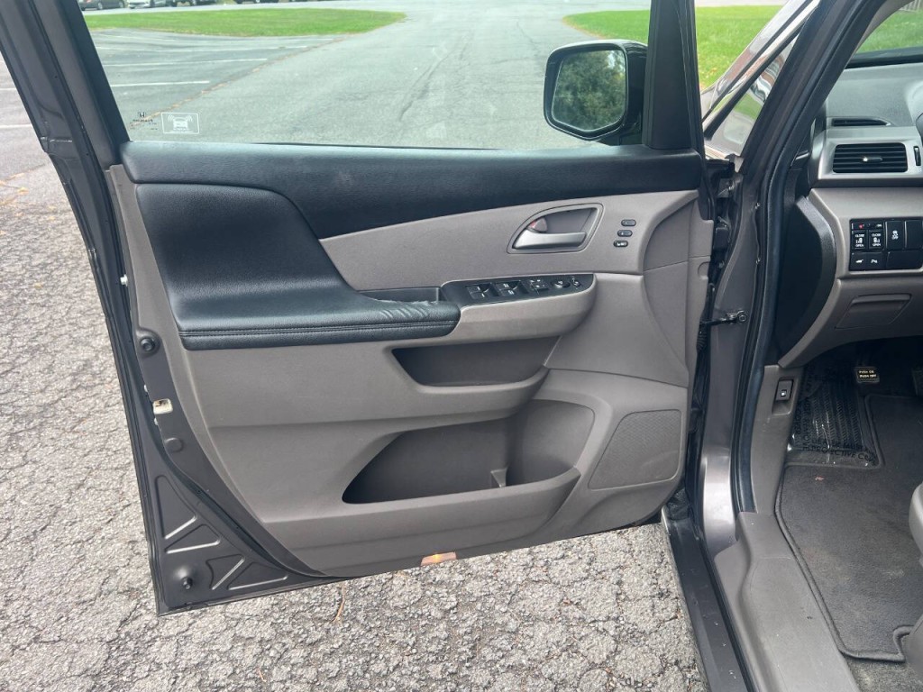 2012 Honda Odyssey Image 8