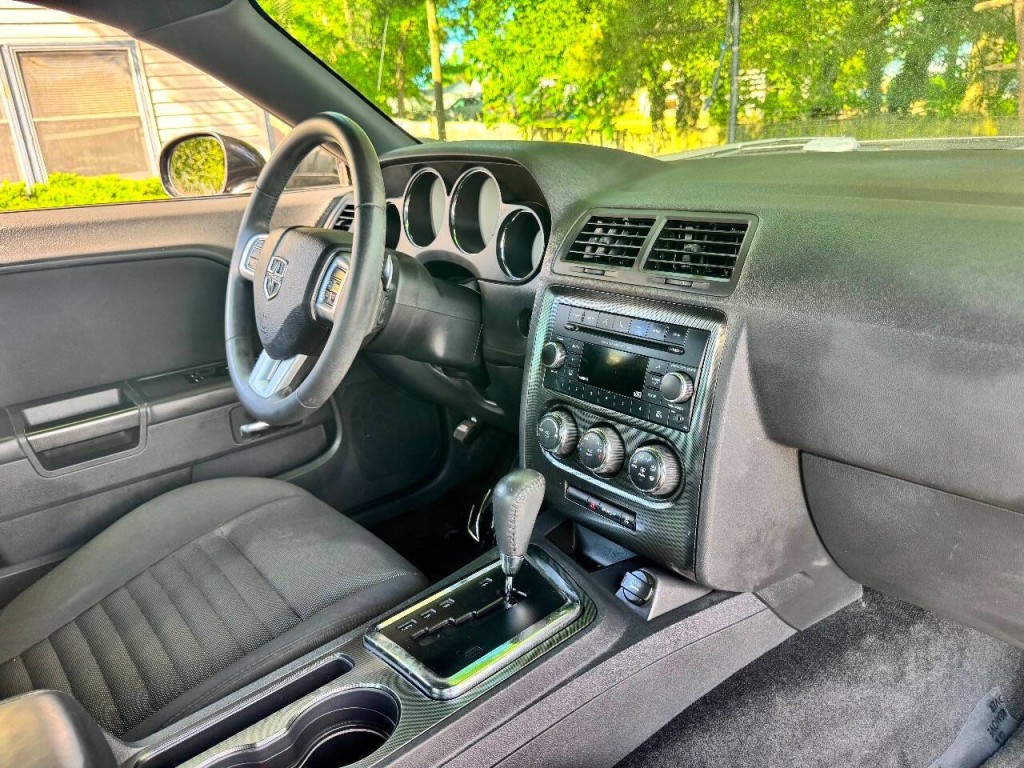 2013 Dodge Challenger Image 12
