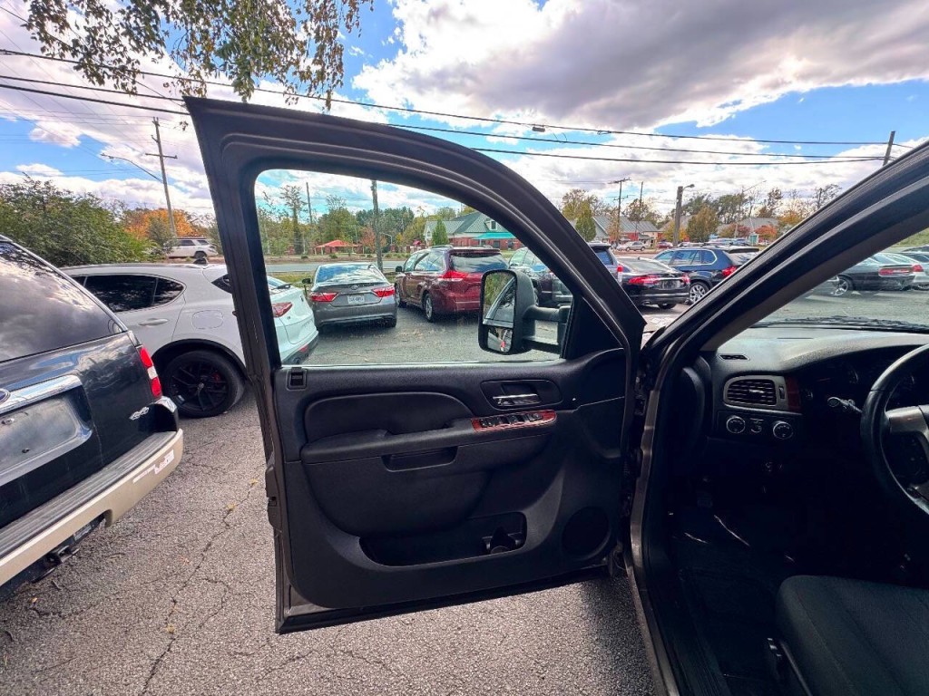 2012 Chevrolet Suburban Image 7