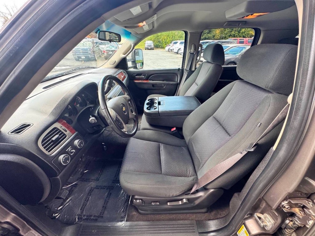 2012 Chevrolet Suburban Image 8