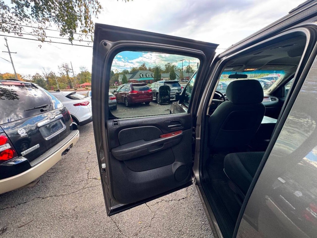 2012 Chevrolet Suburban Image 9