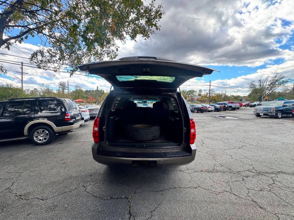 2012 Chevrolet Suburban Image 12