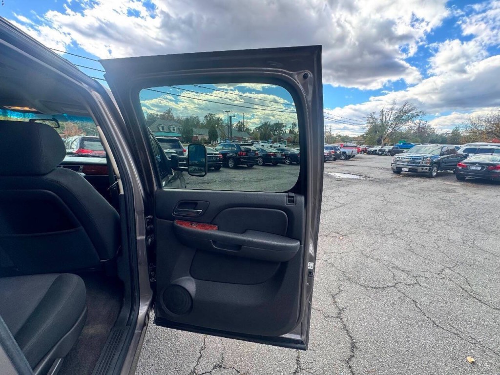 2012 Chevrolet Suburban Image 13
