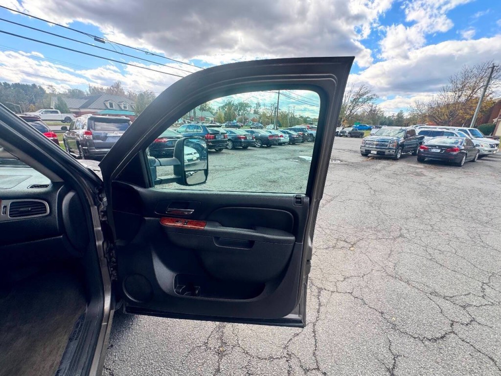 2012 Chevrolet Suburban Image 15