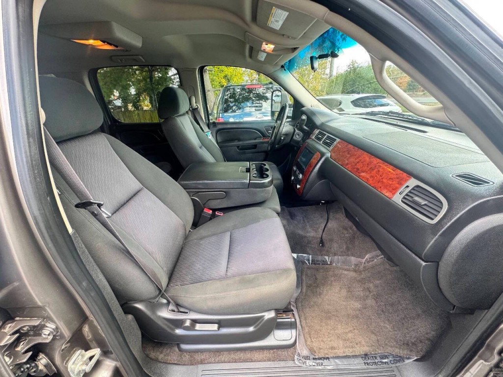 2012 Chevrolet Suburban Image 16