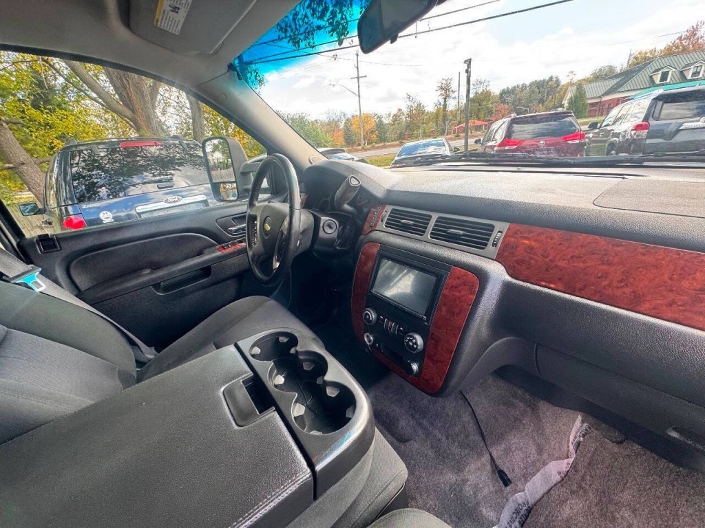2012 Chevrolet Suburban Image 17
