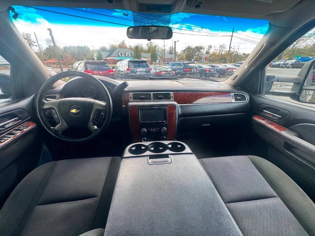 2012 Chevrolet Suburban Image 18