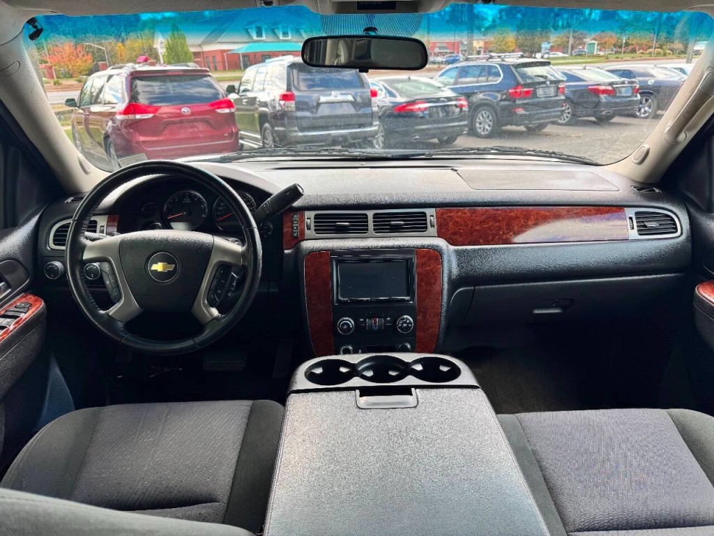 2012 Chevrolet Suburban Image 19