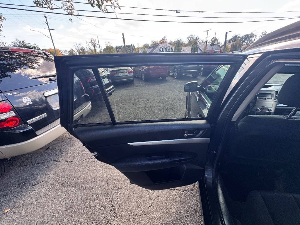 2011 Subaru Outback Image 9