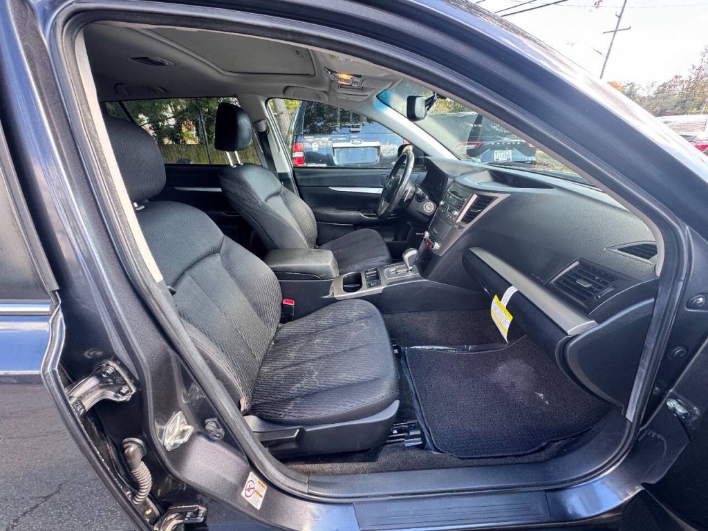 2011 Subaru Outback Image 16
