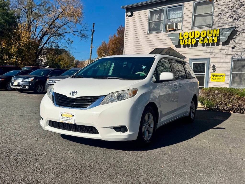 2011 Toyota Sienna Image 1