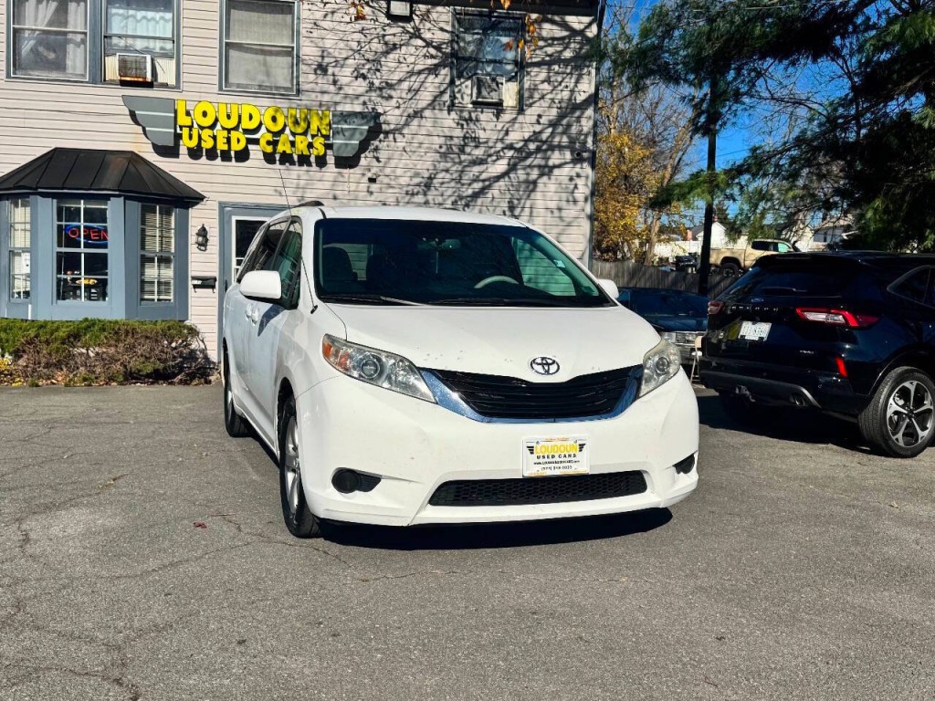 2011 Toyota Sienna Image 3