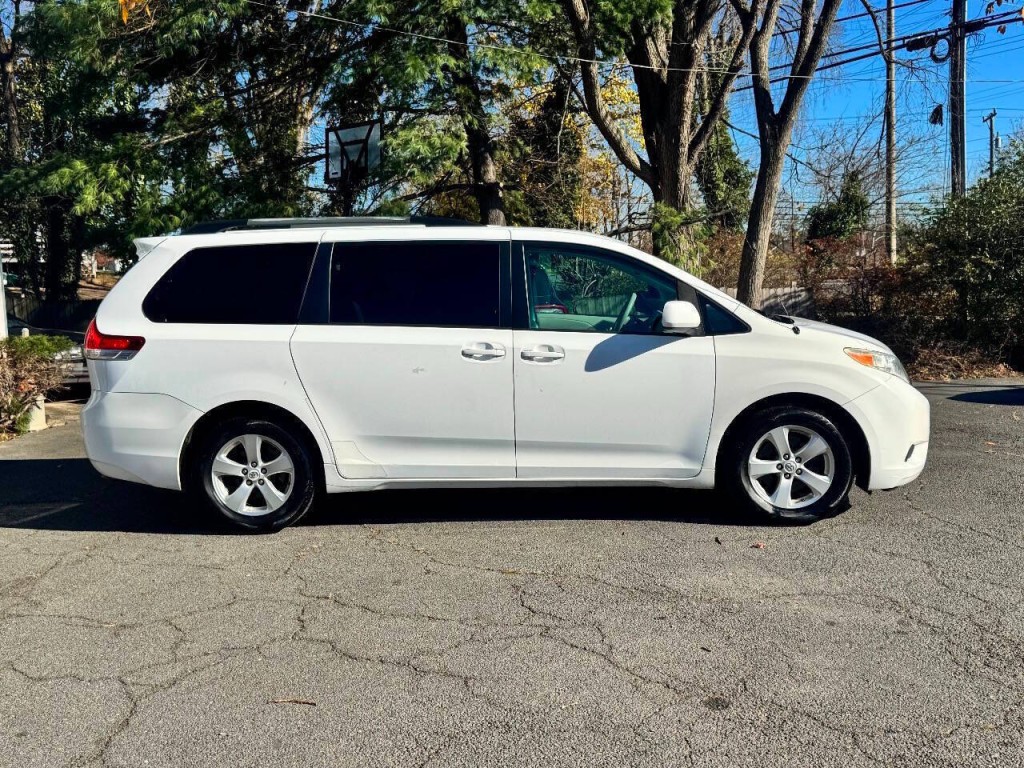2011 Toyota Sienna Image 4