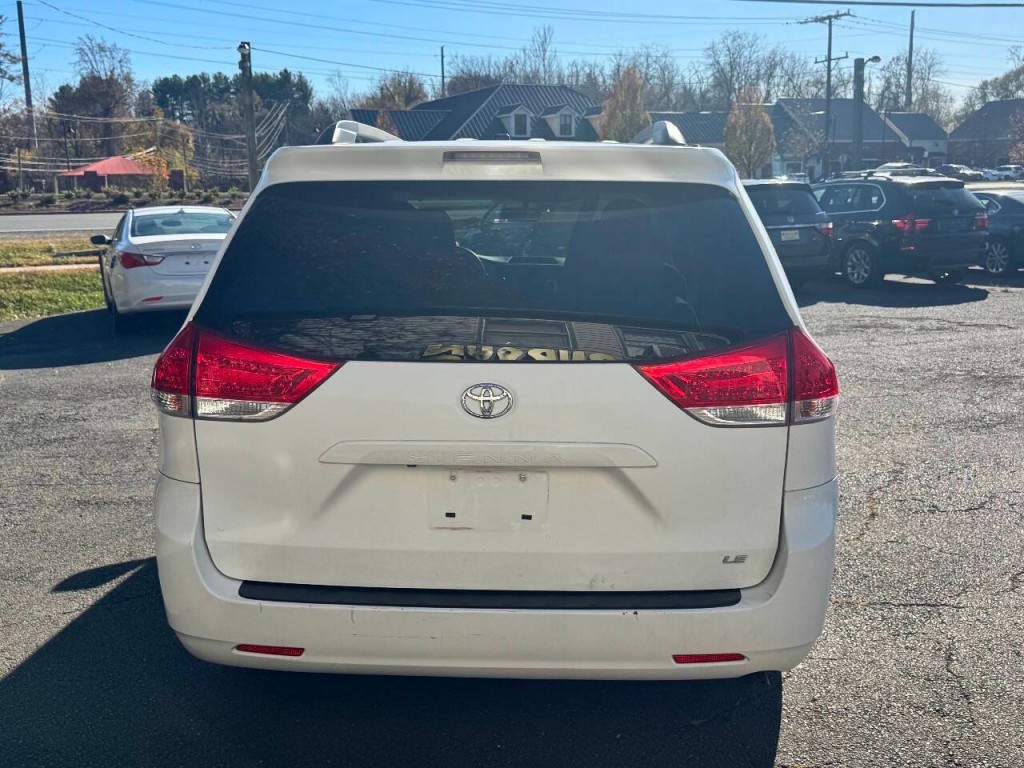 2011 Toyota Sienna Image 5