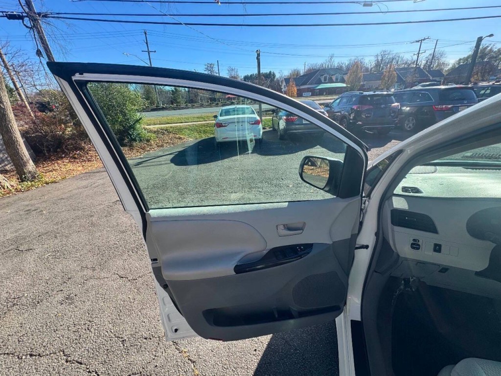 2011 Toyota Sienna Image 7