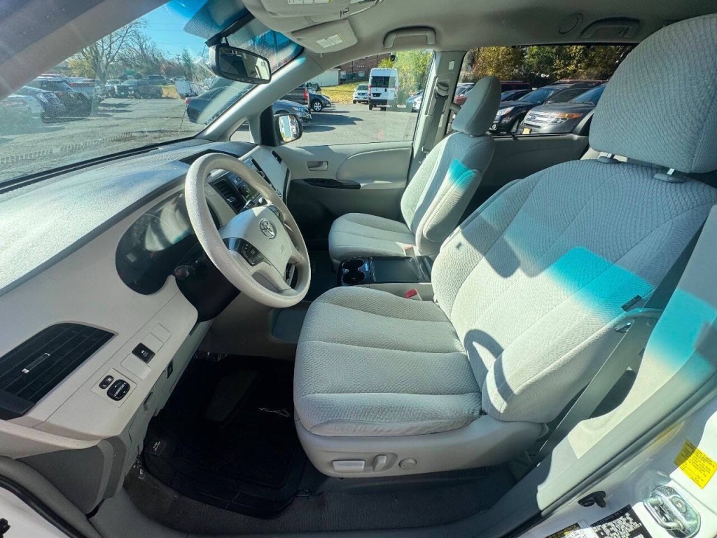 2011 Toyota Sienna Image 8
