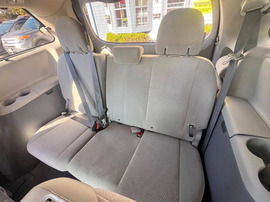 2011 Toyota Sienna Image 10