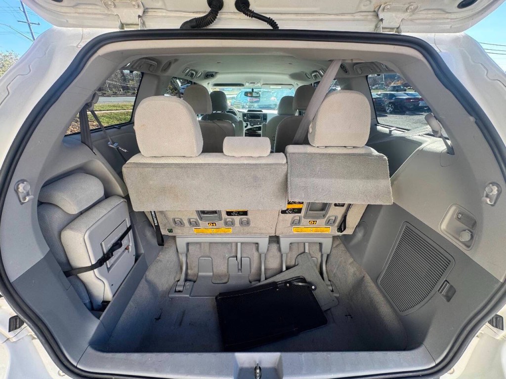 2011 Toyota Sienna Image 12