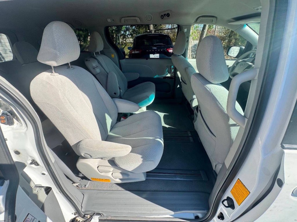 2011 Toyota Sienna Image 13