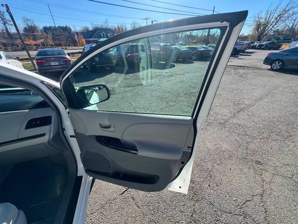2011 Toyota Sienna Image 14