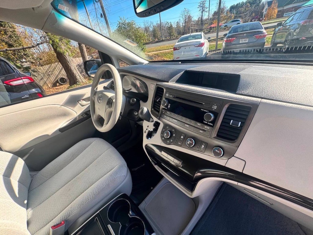 2011 Toyota Sienna Image 16