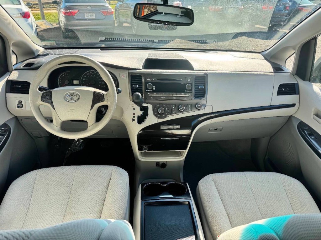 2011 Toyota Sienna Image 19