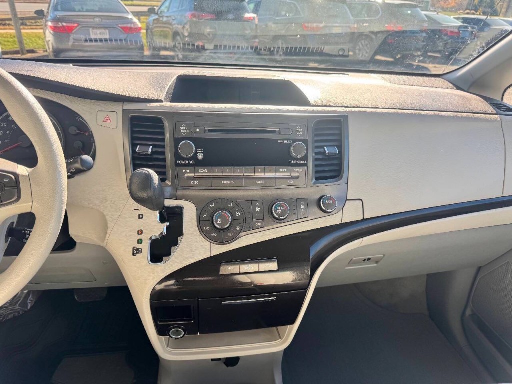 2011 Toyota Sienna Image 20